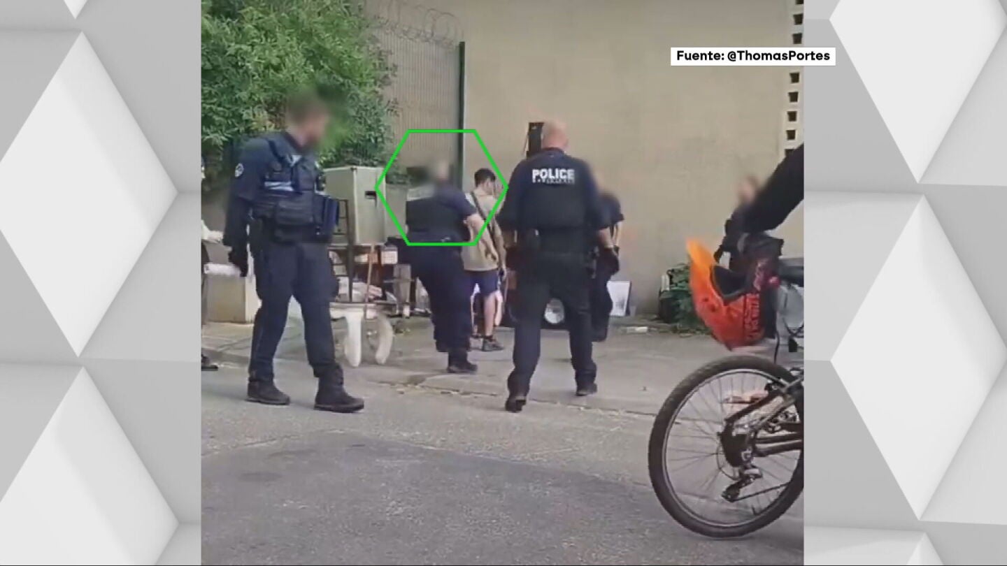 Una nueva agresi&oacute;n grabada reaviva el debate sobre los abusos policiales en Francia: un agente tira al suelo a un hombre que se golpea la cabeza en la ca&iacute;da
