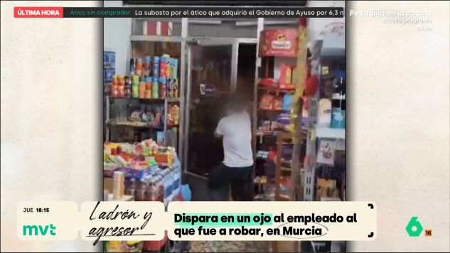 Una grabaci&oacute;n muestra al dependiente de una tienda de alimentaci&oacute;n saliendo detr&aacute;s del ladr&oacute;n, que le disparaba en el ojo y a muy corta distancia con una pistola de aire comprimido. Aunque necesit&oacute; atenci&oacute;n m&eacute;dica, no ha perdido el ojo.