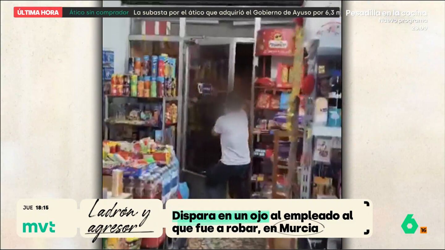 Una grabaci&oacute;n muestra al dependiente de una tienda de alimentaci&oacute;n saliendo detr&aacute;s del ladr&oacute;n, que le disparaba en el ojo y a muy corta distancia con una pistola de aire comprimido. Aunque necesit&oacute; atenci&oacute;n m&eacute;dica, no ha perdido el ojo.