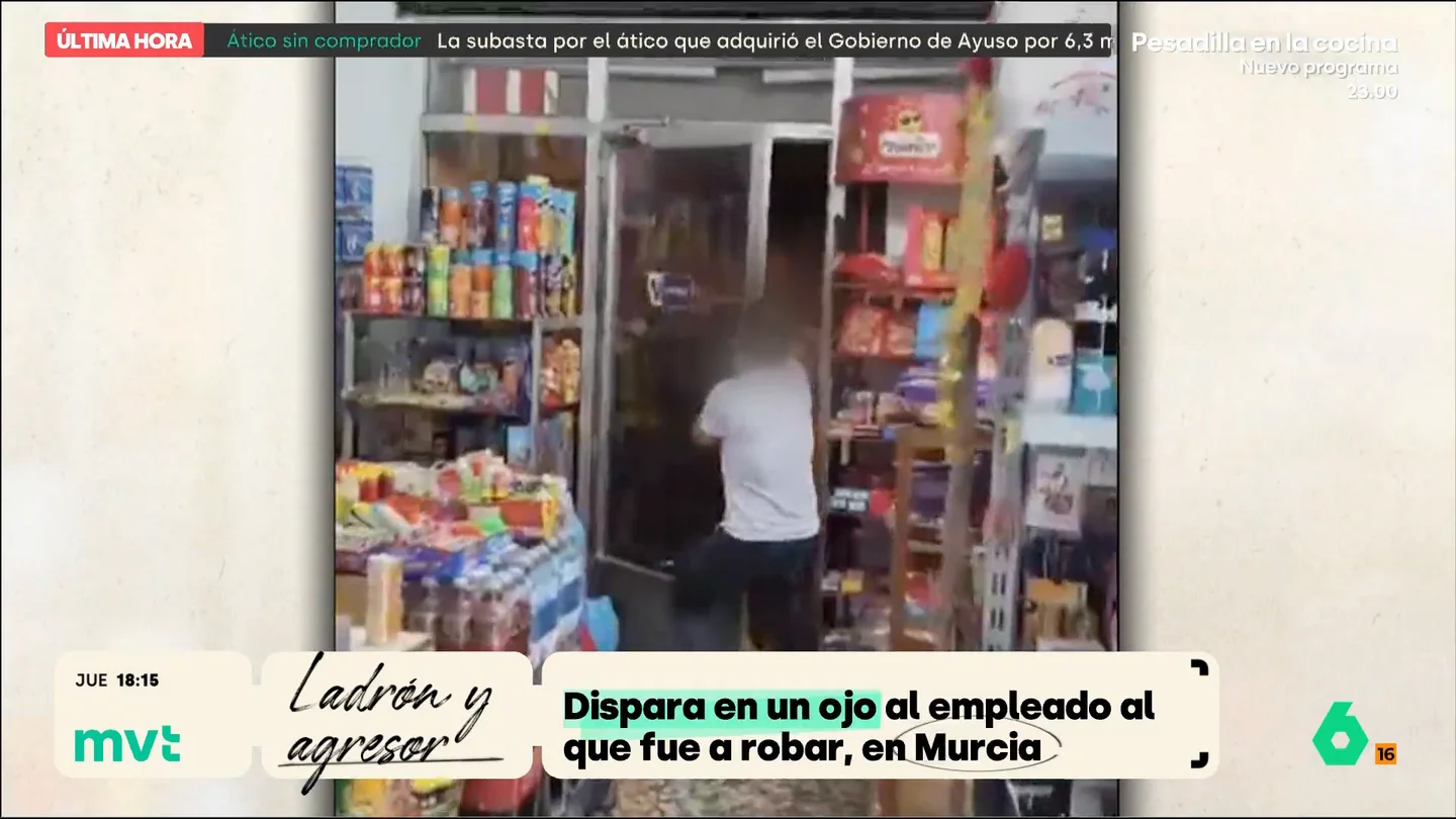 Se enfrenta con un ladrón y acaba con un disparo en el ojo: la heroicidad de un dependiente que casi acaba en tragedia Una grabación muestra al dependiente de una tienda de alimentación saliendo detrás del ladrón, que le disparaba en el ojo y a muy corta distancia con una pistola de aire comprimido. Aunque necesitó atención médica, no ha perdido el ojo.