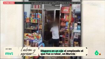 Una grabaci&oacute;n muestra al dependiente de una tienda de alimentaci&oacute;n saliendo detr&aacute;s del ladr&oacute;n, que le disparaba en el ojo y a muy corta distancia con una pistola de aire comprimido. Aunque necesit&oacute; atenci&oacute;n m&eacute;dica, no ha perdido el ojo.
