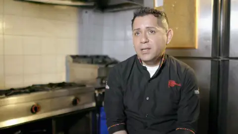 El duro relato del dueño de 'Gastrobar Terelita' a Chicote sobre su llegada a Madrid: Dormí cuatro días en la calle" El duro relato del dueño de 'Gastrobar Terelita' a Chicote sobre su llegada a Madrid: Dormí cuatro días en la calle"