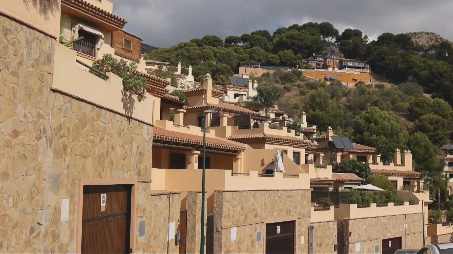 Un hombre intenta estrangular a su pareja delante de su hija menor y después se suicida en Málaga Un hombre intenta estrangular a su pareja delante de su hija menor y después se suicida en Málaga