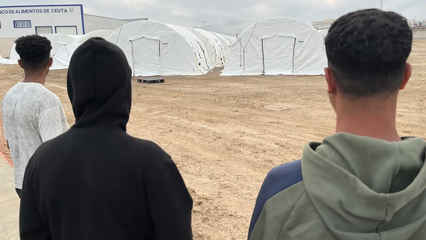La Audiencia Nacional rechaza paralizar el campamento de migrantes en el puerto de Ceuta La Audiencia Nacional rechaza paralizar el campamento de migrantes en el puerto de Ceuta