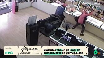 Dos hombres ocultos tras cascos de moto irrump&iacute;an en un local de compraventa y arremet&iacute;an violentamente con hachas contra las vitrinas del establecimiento para llevarse todas las joyas posibles. La Polic&iacute;a est&aacute; trabajando en identificarlos.