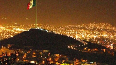 Vista nocturna de Monterrey con el Mirador de Asta Bandera (o del Obispado).