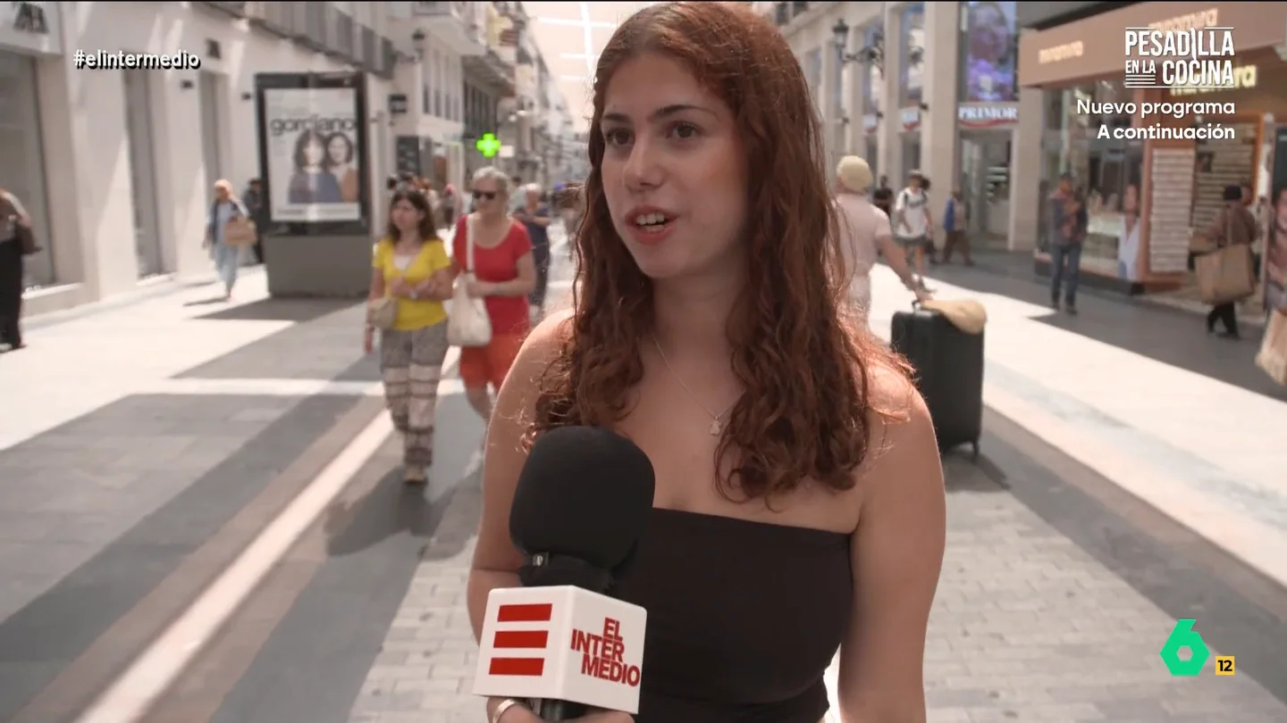 "No me imagino cómo era mi vida antes de ChatGPT": los jóvenes, con más miedo a quedarse sin IA que al fin de la raza humana El Intermedio sale a la calle para preguntar a los jóvenes españoles qué piensan de las voces de alerta que llegan desde los expertos en inteligencia artificial. Aseguran que tienen más miedo a quedarse sin ChatGPT que al fin del mundo.