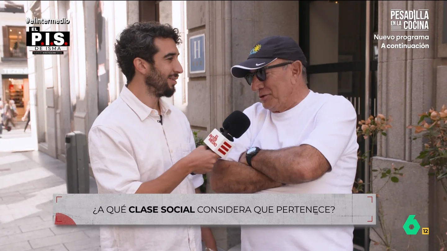 Un hombre confiesa a Isma Juárez que tiene una lancha de un millón de euros aunque se considera "clase media alta" El reportero sale a la calle para saber qué opina la gente sobre la situación económica de España en la actualidad. Descubre las respuestas de los encuestados en el vídeo principal.