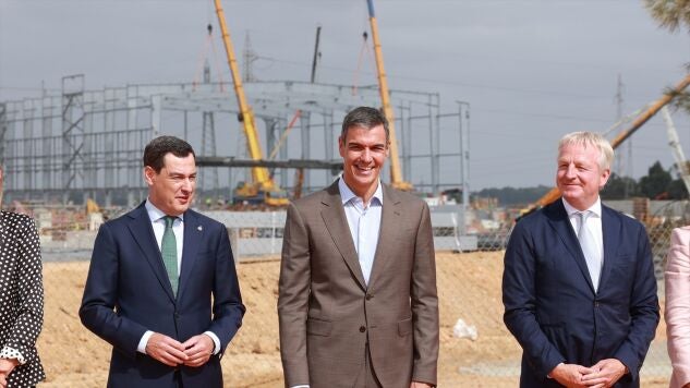 El presidente del Gobierno, Pedro S&aacute;nchez (c), junto al presidente de la Junta de Andaluc&iacute;a, Juanma Moreno (i) y el Consejero delegado de Moeve, Maarten Wetselaar (d), durante el acto de presentaci&oacute;n del proyecto del Valle Andaluz del Hidr&oacute;geno Verde de Moeve.