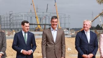 El presidente del Gobierno, Pedro S&aacute;nchez (c), junto al presidente de la Junta de Andaluc&iacute;a, Juanma Moreno (i) y el Consejero delegado de Moeve, Maarten Wetselaar (d), durante el acto de presentaci&oacute;n del proyecto del Valle Andaluz del Hidr&oacute;geno Verde de Moeve.