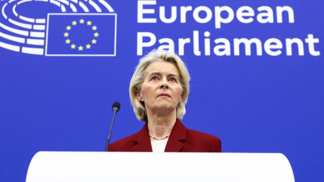 La presidenta de la Comisi&oacute;n Europea, Ursula von der Leyen, asiste a una rueda de prensa este jueves