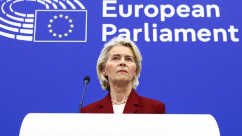 La presidenta de la Comisi&oacute;n Europea, Ursula von der Leyen, asiste a una rueda de prensa este jueves