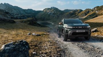 Olvida el gasolina, el di&eacute;sel, el h&iacute;brido y el el&eacute;ctrico: Dacia se acaba de inventar el &ldquo;tr&iacute;brido&rdquo; para recorrer 1.500 km sin repostar