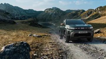 Olvida el gasolina, el diésel, el híbrido y el eléctrico: Dacia se acaba de inventar el “tríbrido” para recorrer 1.500 km sin repostar Olvida el gasolina, el diésel, el híbrido y el eléctrico: Dacia se acaba de inventar el “tríbrido” para recorrer 1.500 km sin repostar