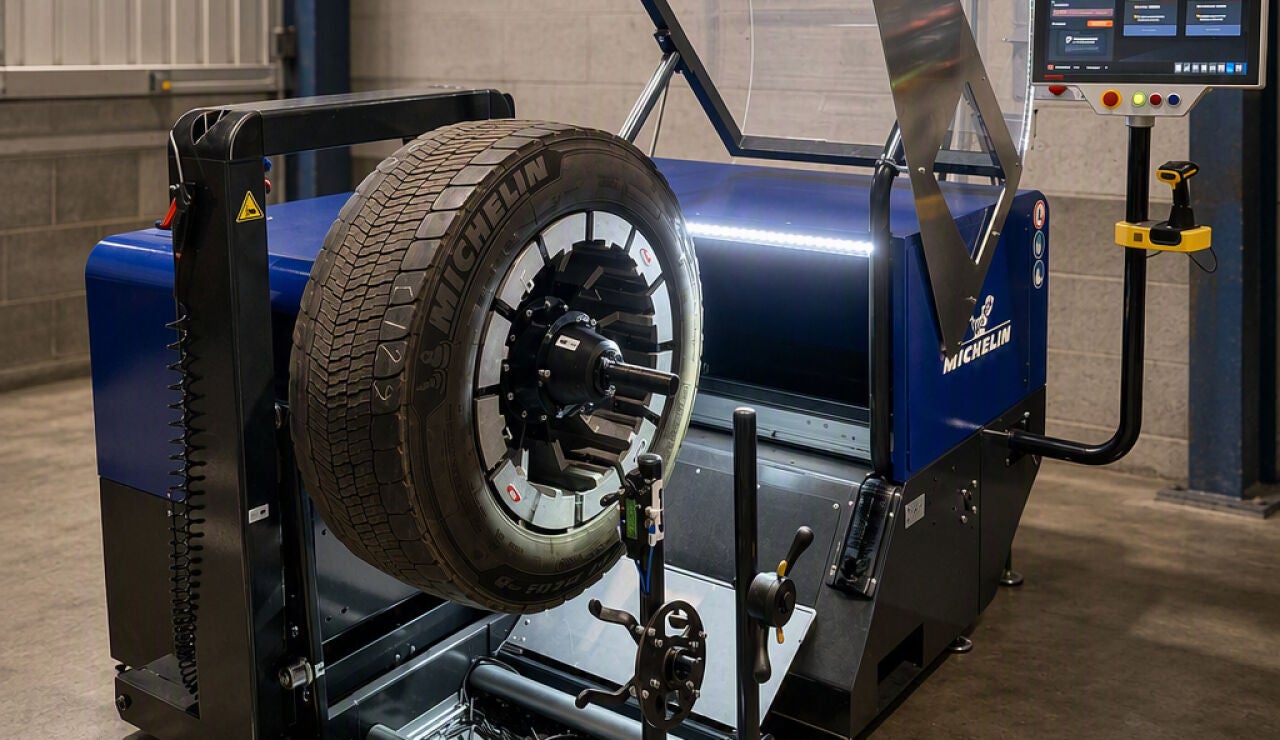 Michelin tiene una m&aacute;quina que &ldquo;vuelve a dibujar&rdquo; los neum&aacute;ticos gastados para que duren m&aacute;s antes de tener que cambiarlos