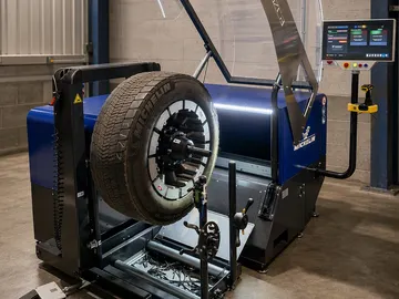 Michelin tiene una máquina que “vuelve a dibujar” los neumáticos gastados para que duren más antes de tener que cambiarlos Michelin tiene una máquina que “vuelve a dibujar” los neumáticos gastados para que duren más antes de tener que cambiarlos