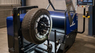 Michelin tiene una m&aacute;quina que &ldquo;vuelve a dibujar&rdquo; los neum&aacute;ticos gastados para que duren m&aacute;s antes de tener que cambiarlos