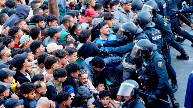 Traslado de migrantes asentados en la playa de Ben&iacute;tez, este viernes