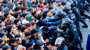 Traslado de migrantes asentados en la playa de Ben&iacute;tez, este viernes