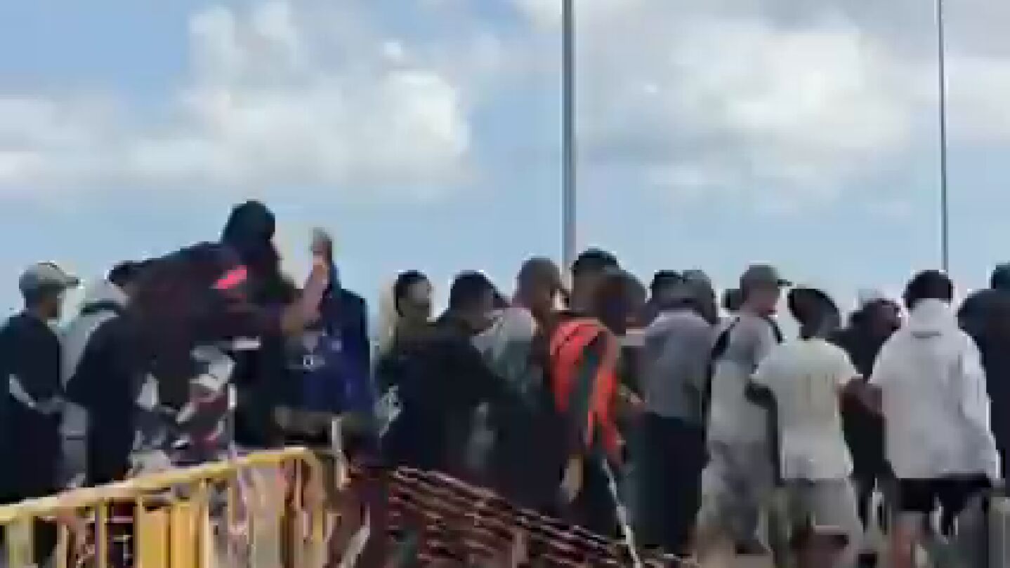 Entran los últimos migrantes al puerto de Ceuta