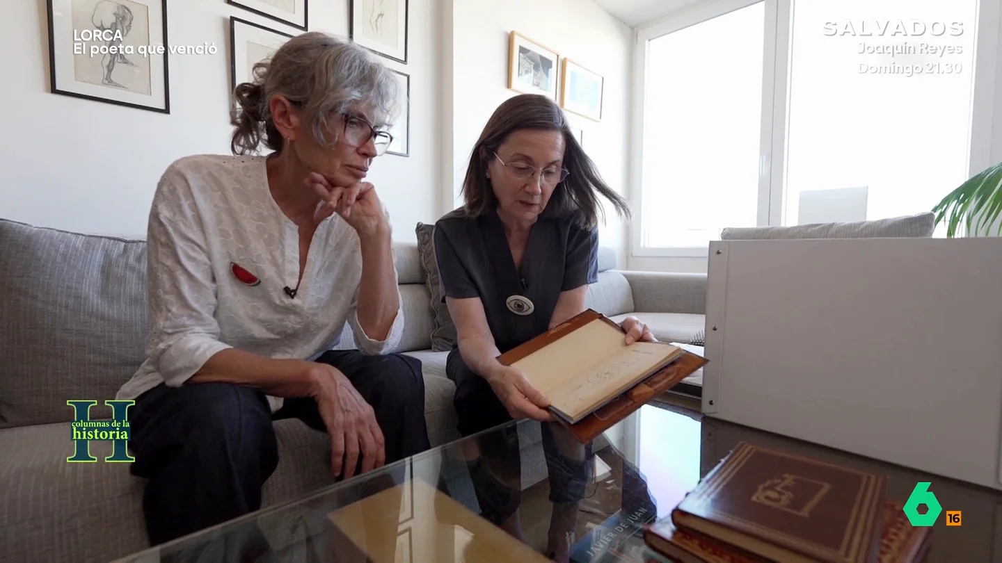 Sofía Rodríguez Bernís, sobre la relación entre Lorca y Rafael Rodríguez Rapún: "Era tanto amorosa como de amistad" El poeta se habría inspirado en el actor para escribir 'Sonetos del amor oscuro'. Además, también le dedicó un poemario 'Primeras Canciones' con una ilustración que, como señala la sobrina de Rodríguez Rapún, "tiene un significado fácil de leer".