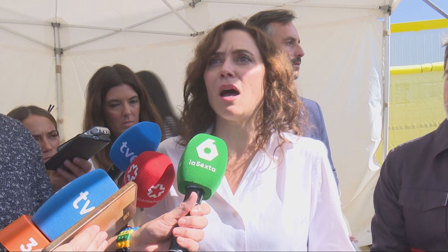 Ayuso rega&ntilde;a a los periodistas y tacha de "memez" la compra del &aacute;tico: "Como ya no hay novio, ahora hay &aacute;tico"
