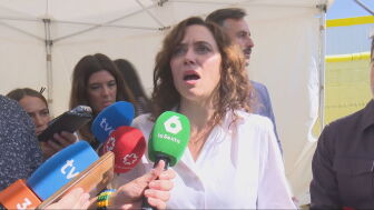 Ayuso rega&ntilde;a a los periodistas y tacha de "memez" la compra del &aacute;tico: "Como ya no hay novio, ahora hay &aacute;tico"