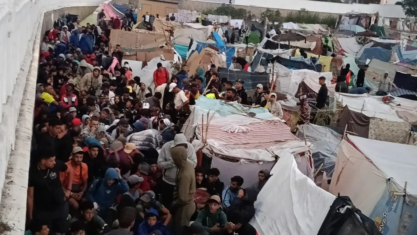 Empieza el traslado de migrantes de las playas de Ceuta al puerto Empieza el traslado de migrantes de las playas de Ceuta al puerto