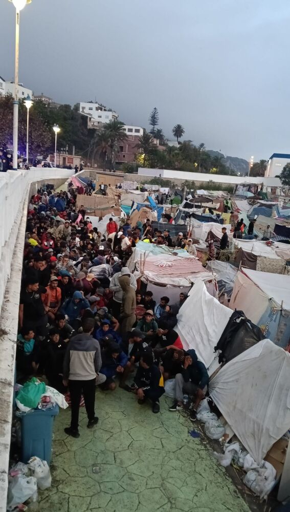 Empieza el traslado de migrantes de las playas de Ceuta al puerto