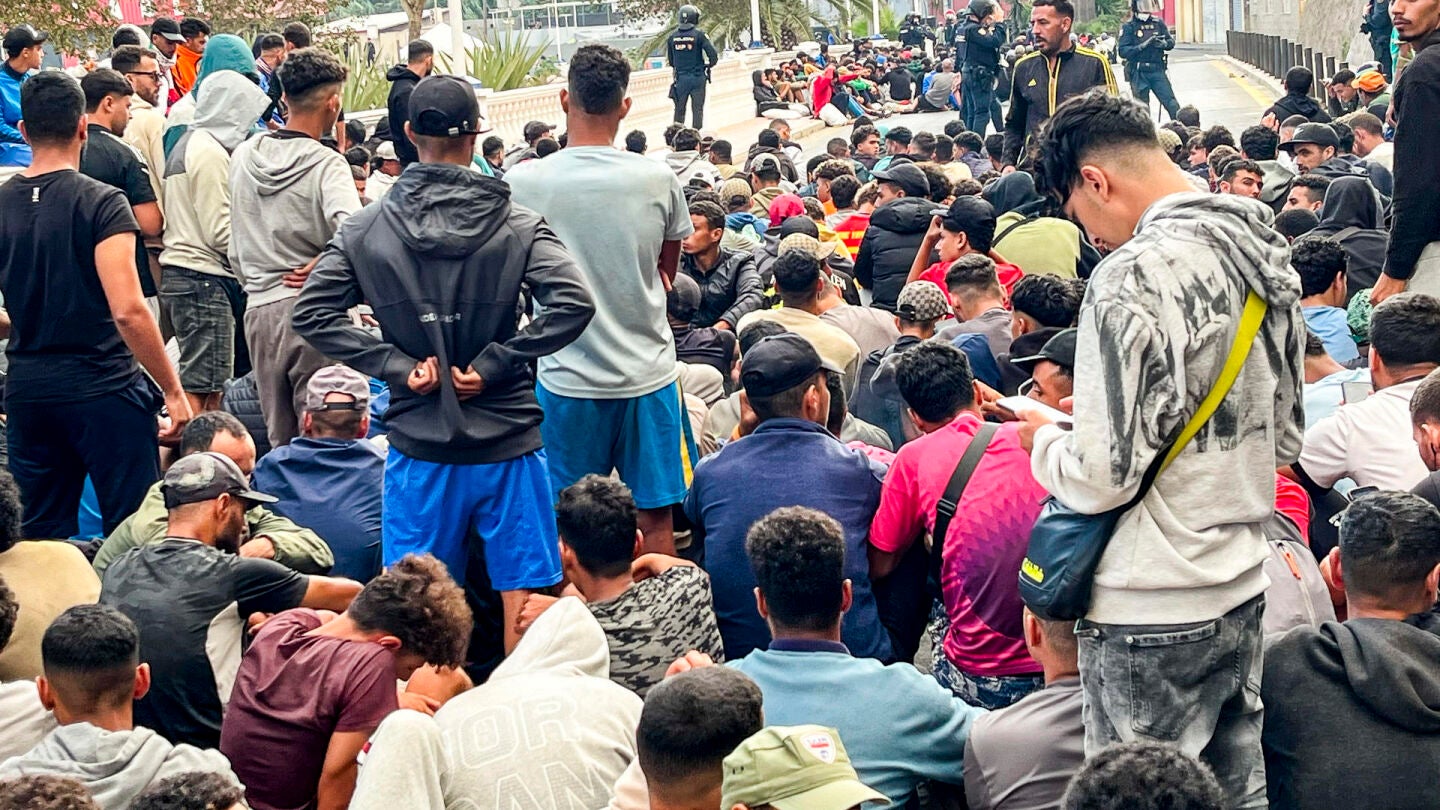 Imagen de archivo. Traslado de migrantes asentados en la playa de Ben&iacute;tez.