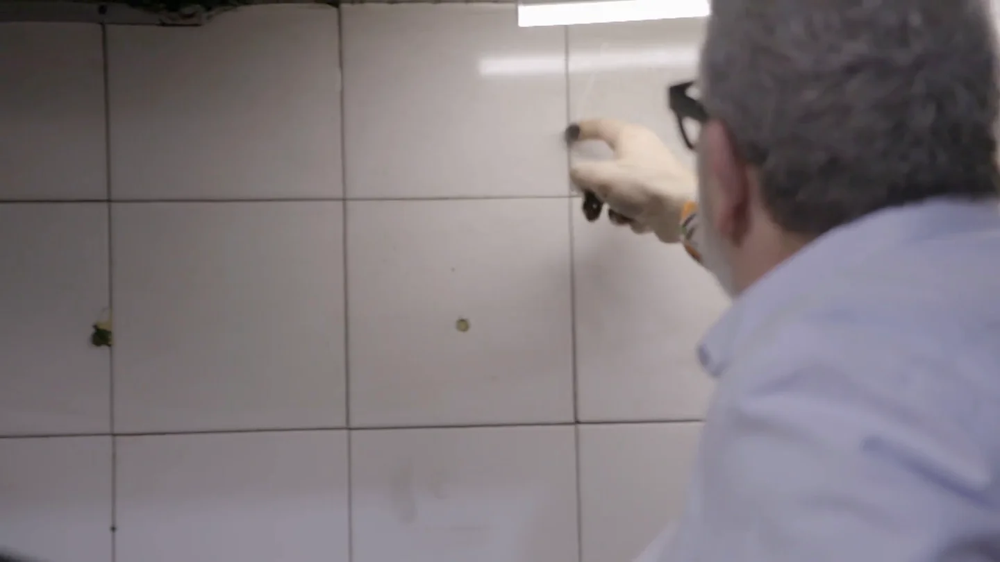 Chicote escribe su nombre sobre la grasa de la pared de 'Gastrobar Telerita': "Limpiáis o me voy" Chicote escribe su nombre sobre la grasa de la pared de 'Gastrobar Telerita': "Limpiáis o me voy"