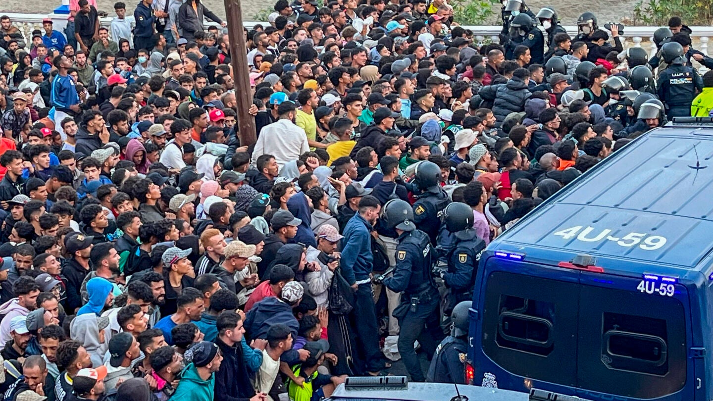 Traslado de migrantes asentados en la playa de Ben&iacute;tez, este viernes.