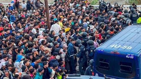 Traslado de migrantes asentados en la playa de Ben&iacute;tez, este viernes.