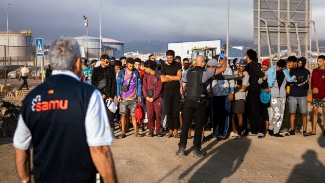 Migrantes que malviv&iacute;an en la playa de Ben&iacute;tez a las puertas del nuevo centro de acogida temporal en Ceuta