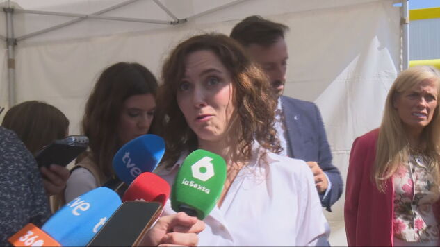 Ayuso rega&ntilde;a a los periodistas y tacha de "memez" la compra del &aacute;tico: "Como ya no hay novio, ahora hay &aacute;tico"