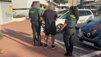 Imagen del detenido junto a agentes de la Guardia Civil.