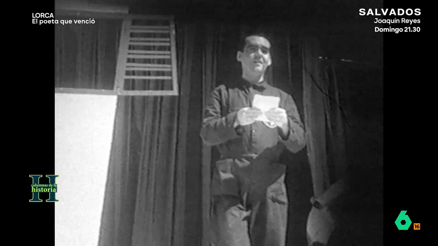 90 años buscando a Lorca: el poeta que sobrevivió al franquismo y ganó la guerra con su legado Octubre de 2009. Medios de todo el mundo se apelotonan a las puertas del parque. Las cámaras tratan de captar alguna imagen. Algunos, más espabilados, llegan a atar pequeñas cámaras a globos para intentar grabar desde las alturas. La expectación es máxima. Por primera vez, se buscaban los huesos de Federico García Lorca.