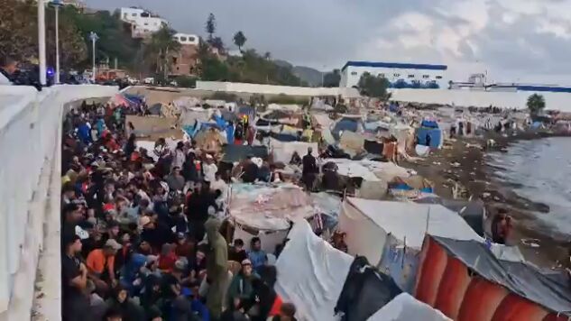 Empieza el traslado de migrantes de las playas de Ceuta al puerto