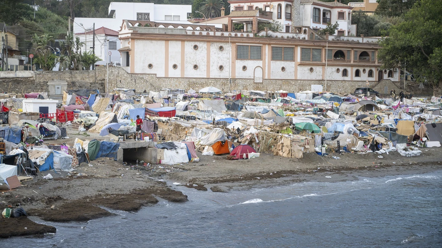 La cara y la cruz de los migrantes en Ceuta: una cama en el puerto frente a quienes siguen durmiendo sobre la arena La cara y la cruz de los migrantes en Ceuta: una cama en el puerto frente a quienes siguen durmiendo sobre la arena