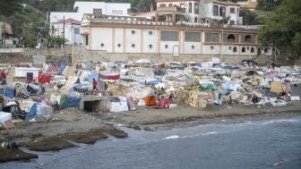 La cara y la cruz de los migrantes en Ceuta: una cama en el puerto frente a quienes siguen durmiendo sobre la arena