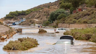 Imagen de coches arrastrados por las fuertes lluvias en la Rambla de Benipila de Cartagena