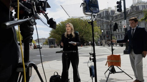 "Intent&eacute; pasar mi tarjeta pero no funcion&oacute;": Trump cumple su amenaza y veta el acceso a la Casa Blanca a periodistas de CNN, MS NOW y 'Politico'