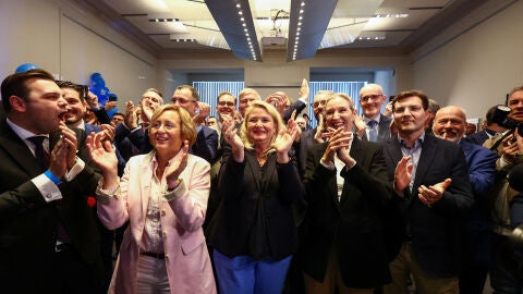 La principal candidata de Alternativa para Alemania (AfD), Kristin Brinker, y la col&iacute;der del partido, Alice Weidel, reaccionan al conocerse los resultados de las encuestas a pie de urna tras el cierre de las urnas en las elecciones regionales.