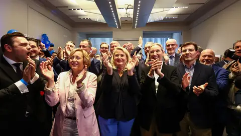 La principal candidata de Alternativa para Alemania (AfD), Kristin Brinker, y la colíder del partido, Alice Weidel, reaccionan al conocerse los resultados de las encuestas a pie de urna tras el cierre de las urnas en las elecciones regionales. La principal candidata de Alternativa para Alemania (AfD), Kristin Brinker, y la colíder del partido, Alice Weidel, reaccionan al conocerse los resultados de las encuestas a pie de urna tras el cierre de las urnas en las elecciones regionales.