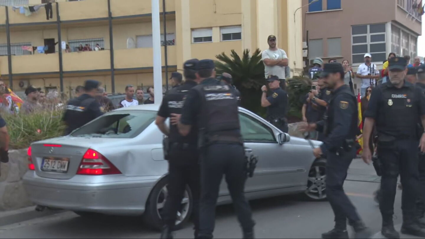 Manifestantes en Ceuta destrozan el coche de la diputada de la Asamblea Julia Ferreras