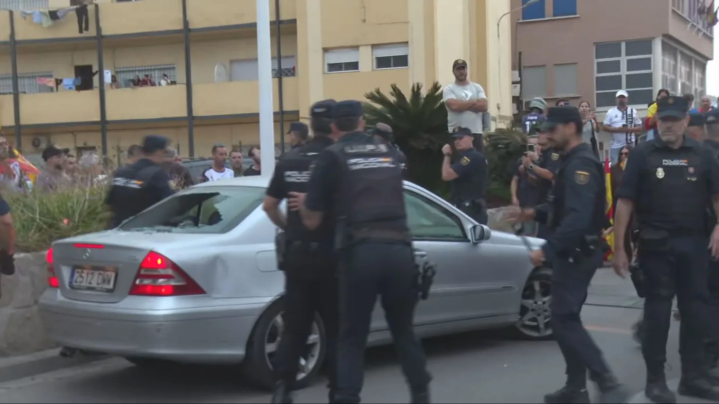 Manifestantes en Ceuta destrozan el coche de la diputada de la Asamblea Julia Ferreras Manifestantes en Ceuta destrozan el coche de la diputada de la Asamblea Julia Ferreras