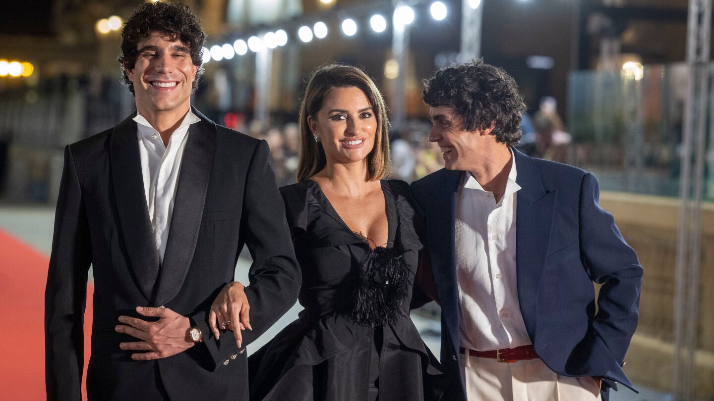 Javier Calvo y Javier Ambrossi posan junto a Pen&eacute;lope Cruz en el Festival de Cine de San Sebasti&aacute;n, donde presentan su pel&iacute;cula 'La bola negra'