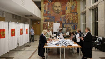 Miembros de una comisi&oacute;n electoral local en Podolsk, cerca de Mosc&uacute;, en las elecciones legislativas de Rusia