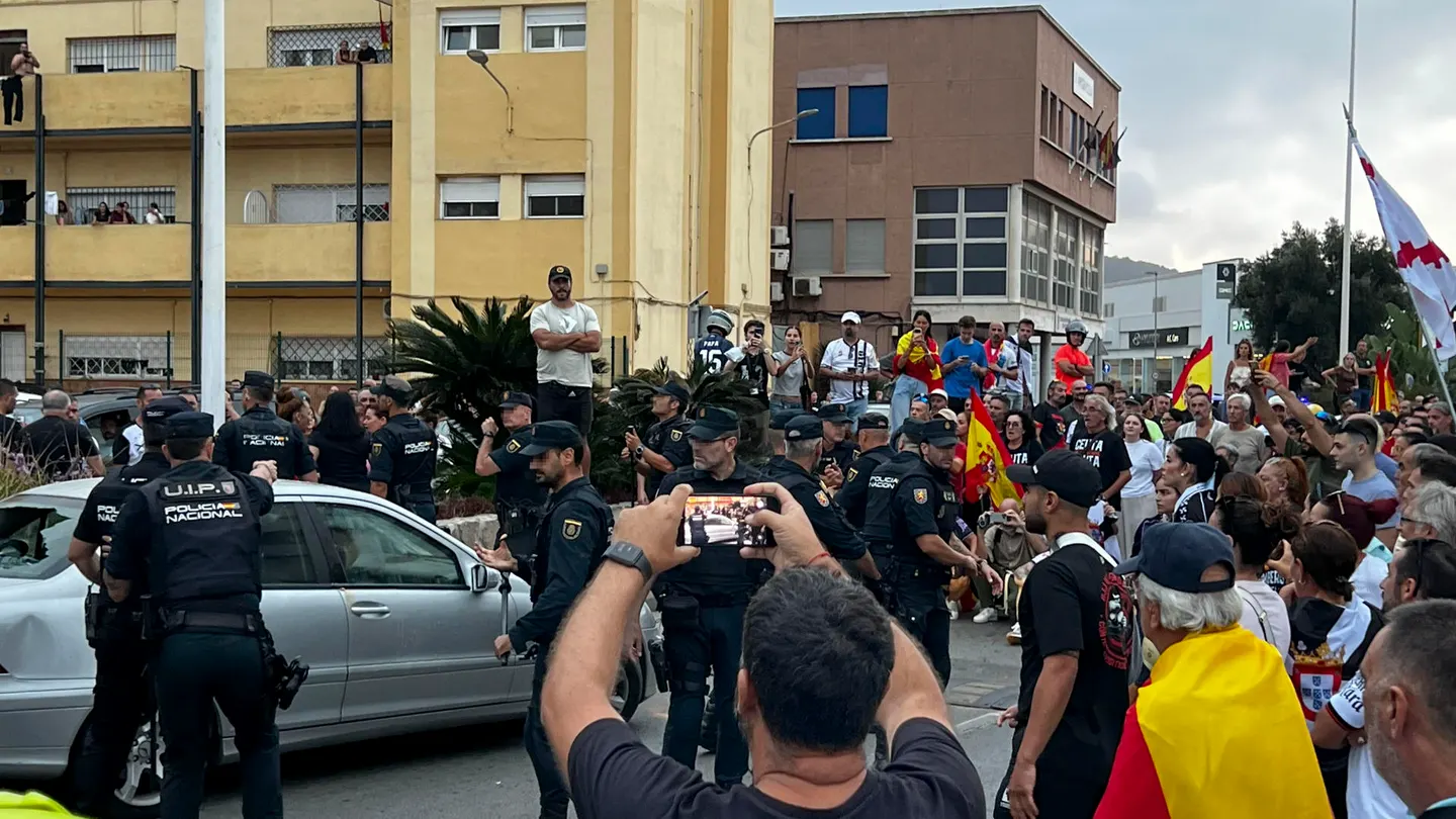 Un detenido en Ceuta tras el ataque a un vehículo en el que iba la diputada Julia Ferreras Un detenido en Ceuta tras el ataque a un vehículo en el que iba la diputada Julia Ferreras