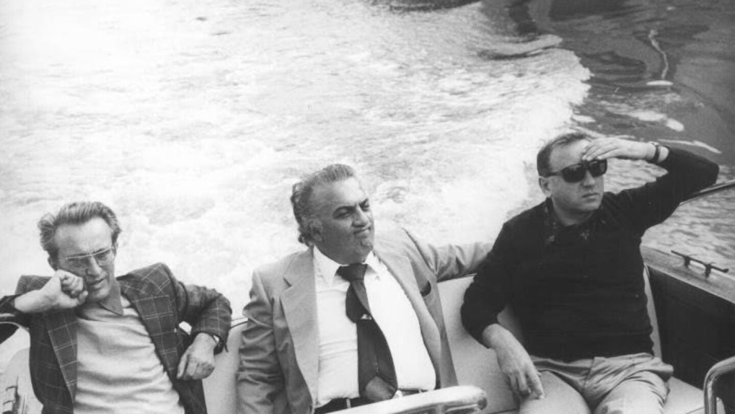 De derecha a izquierda, Danilo Donati, Federico Fellini y una persona sin identificar